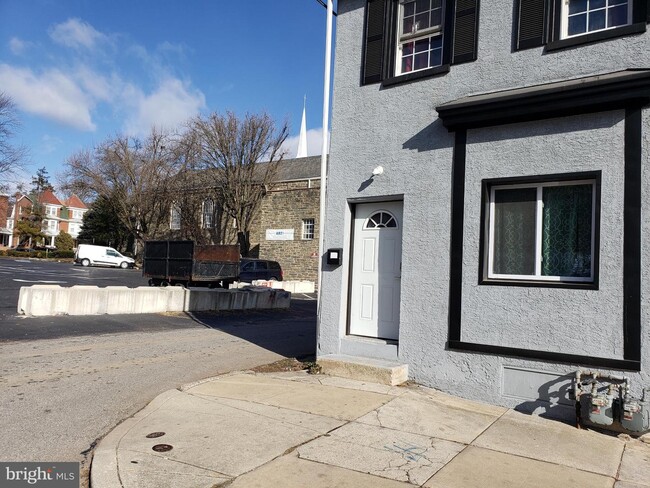 Building Photo - 709 W Airy St