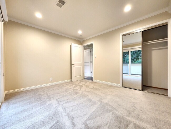 Building Photo - Updated 2 bedroom with in unit washer, dry...