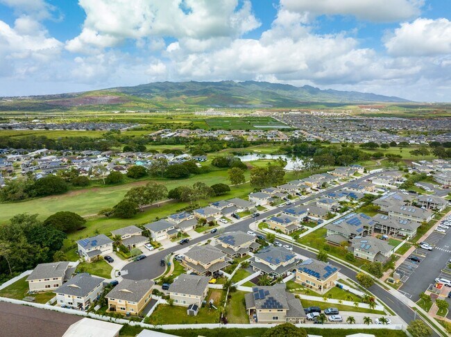 Building Photo - Welcome to this bright and inviting 3 bedroom