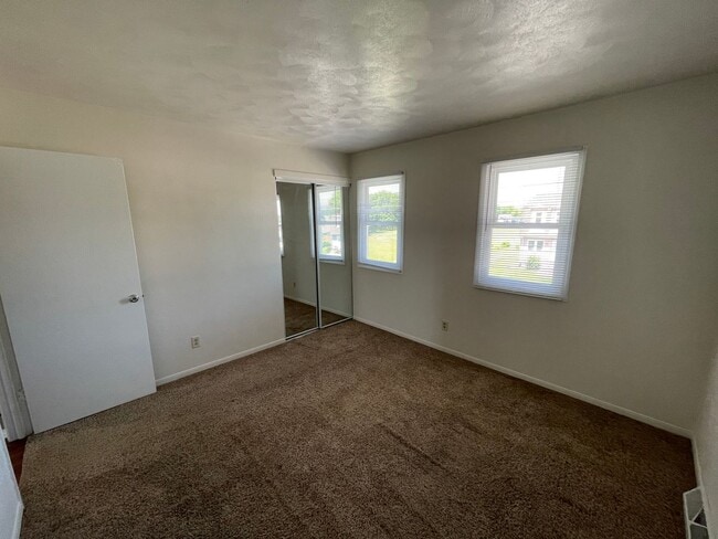 Building Photo - 2 BR townhouse with basement and off street parking