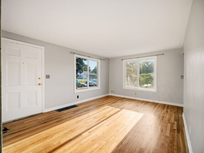 Building Photo - 2716 W Everett Ave