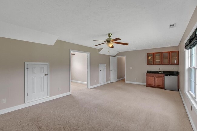 Building Photo - Large 3 bedroom with BONUS room!