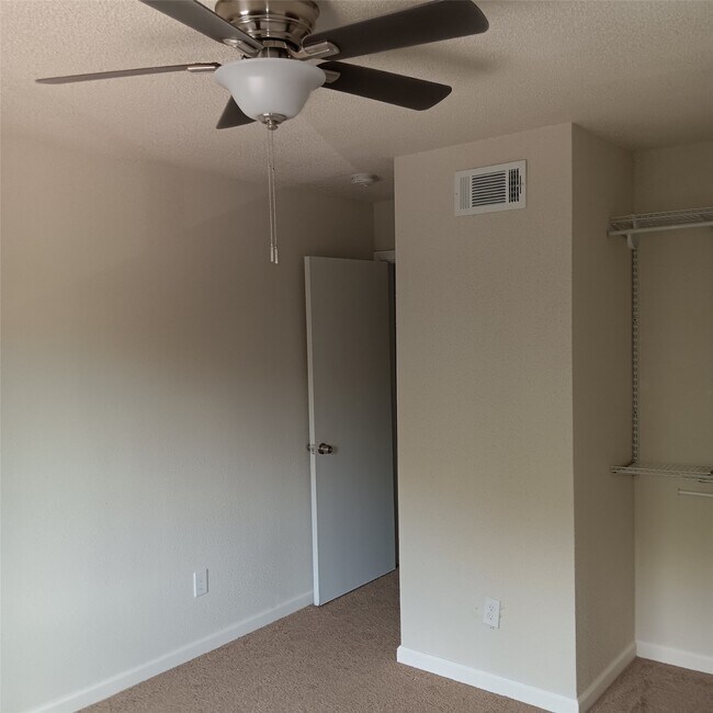 Building Photo - 5650 Birchmont Dr