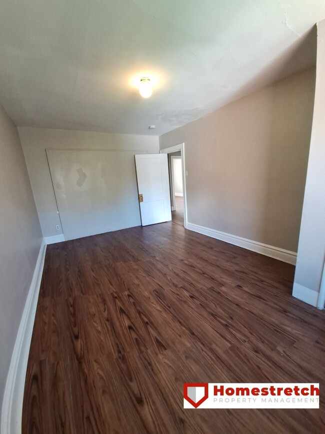 Building Photo - One Bedroom Unit Available for Immediate M...