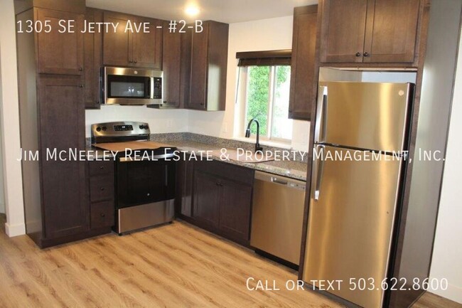 Building Photo - Upper level 2 bed/ 1 bath w/ 1 Assigned Pa...