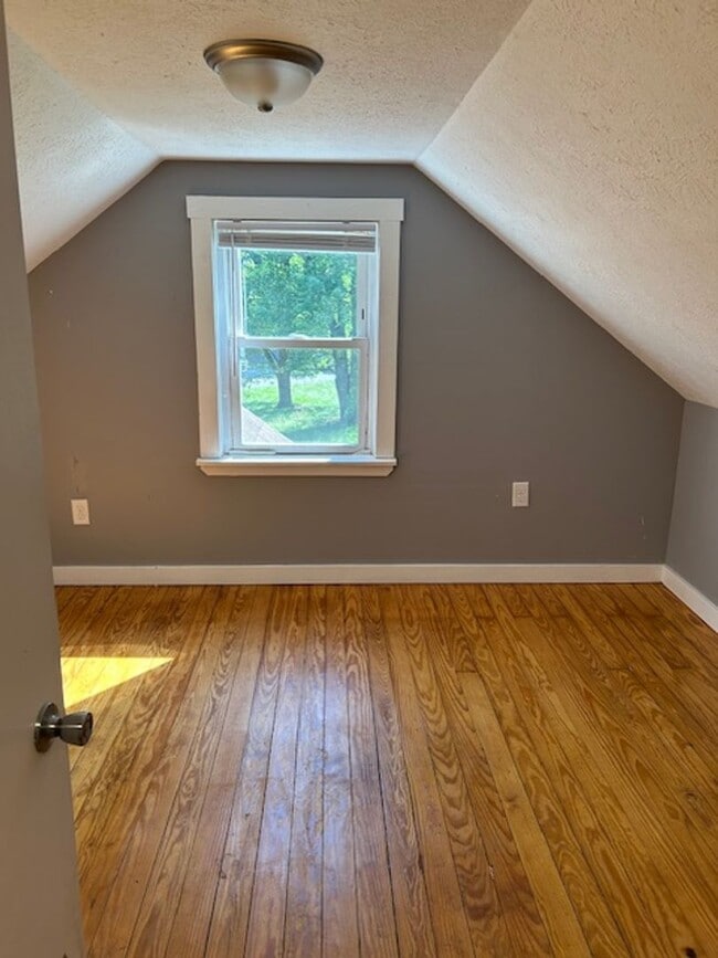 Building Photo - 3 Bedroom, 1 Bath Cape Cod Home w/Detached...