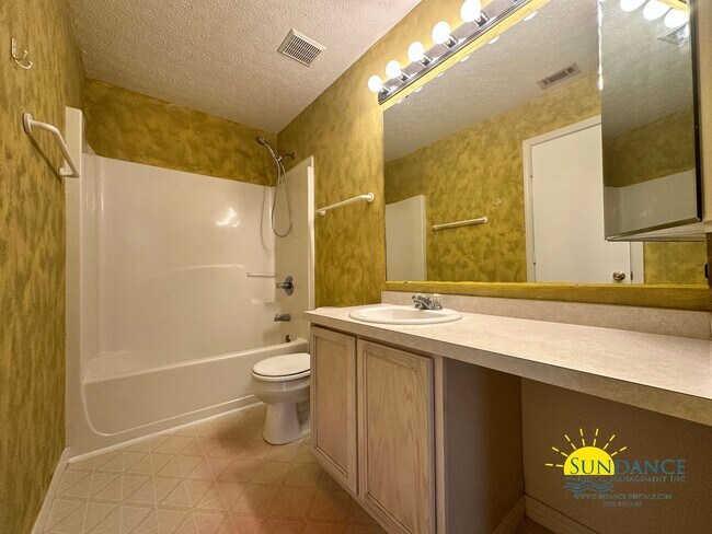 Building Photo - Lovely 2 Bedroom Townhouse Close to Downtown FWB