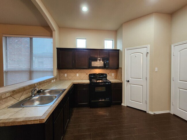 Building Photo - 3/2.5/2 Duplex / Minutes from Downtown NB & Creekside Shopping & Restaurants / Fenced in Yard /CISD