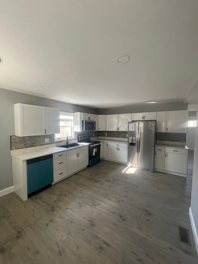 Building Photo - 916 9th St NE