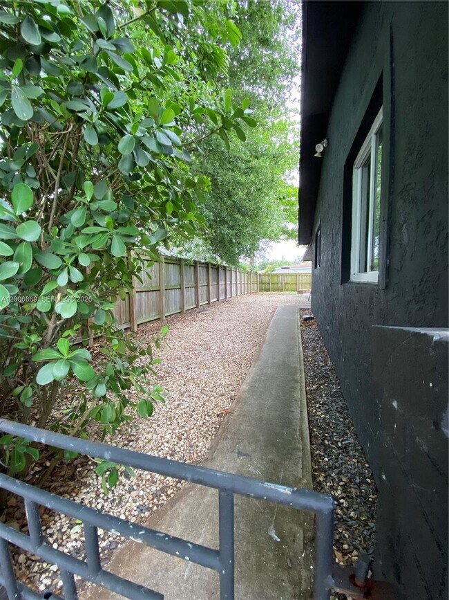 Building Photo - 6132 SW 39th St