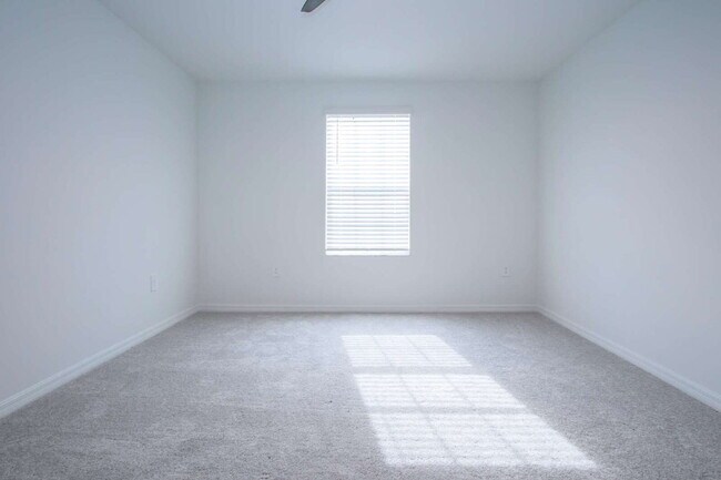 Building Photo - Lakeside Luxury in Parrish - 5 Bedroom BRA...