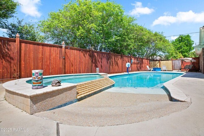 Building Photo - Beautifully updated 4-bedroom, 3-bath prop...