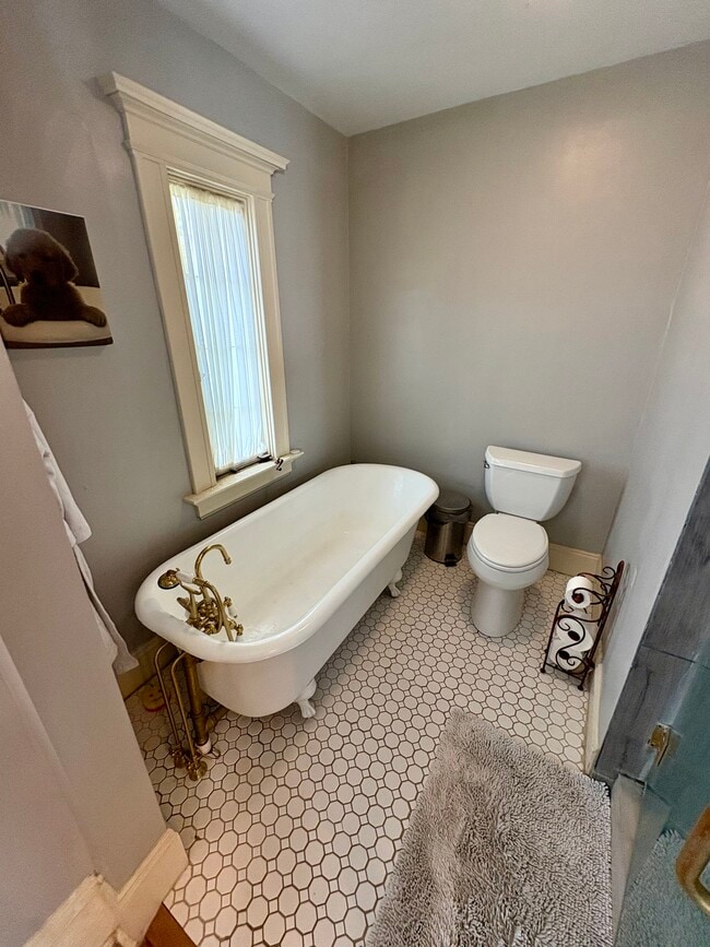 Building Photo - 2043 Dellwood Ave