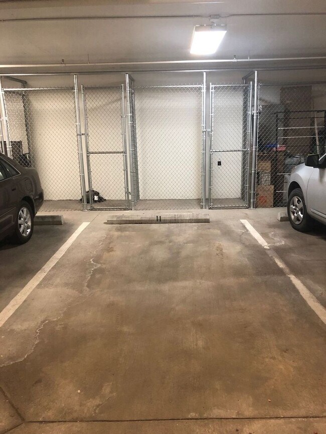 Building Photo - Stunning Clocktower Penthouse Condo with mountain views!