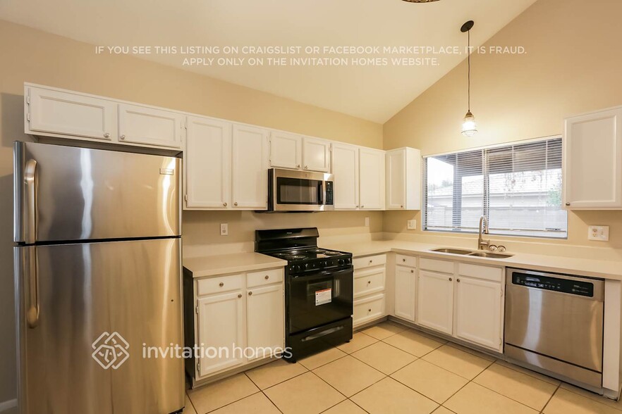 Building Photo - 1712 W Bentrup Ct