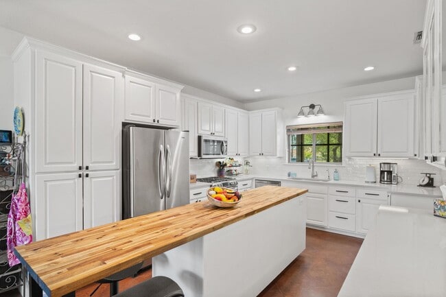 Building Photo - 102 Camm Lary Cir