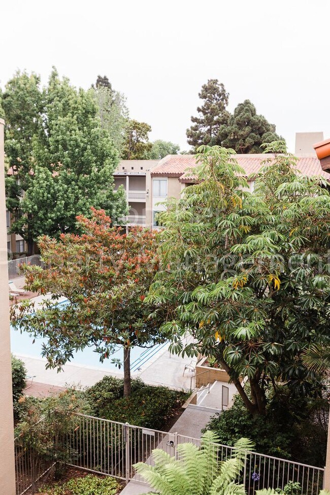 Building Photo - Spacious Top-Floor 1BR Condo with Ocean Vi...