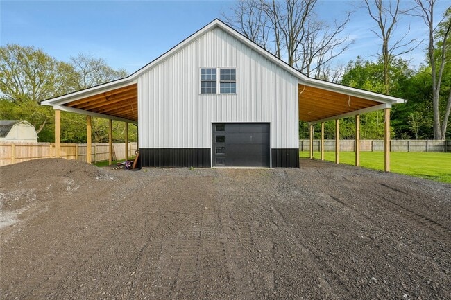 Building Photo - 6615 E Lake Rd