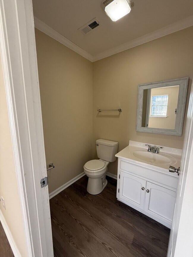 Building Photo - Two bedroom, 1.5 bath apartment home at Ha...