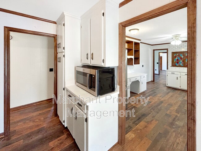 Building Photo - 601 Fairview Church Rd