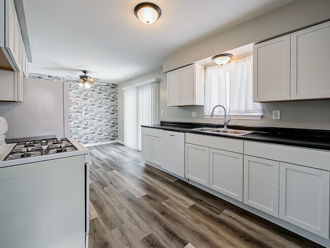 Building Photo - AVAILABLE NOW! Spacious and Inviting Westland Home!