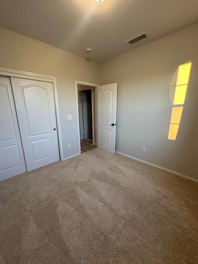 Building Photo - 721 W Fontaine Ln