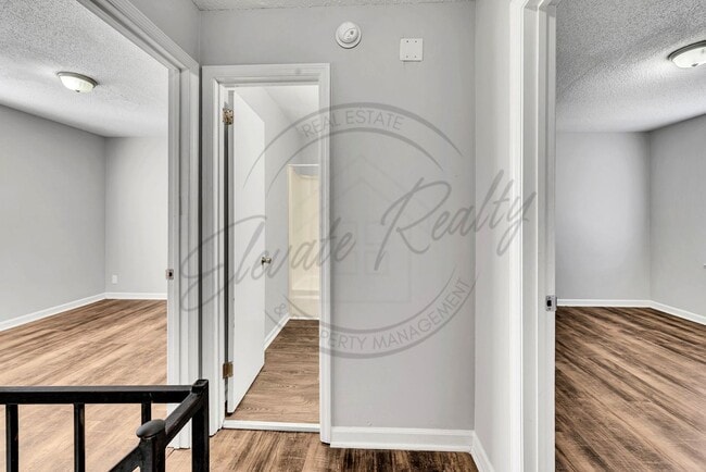 Building Photo - Two Bedroom Duplex near Trinity Hills in Nashville!