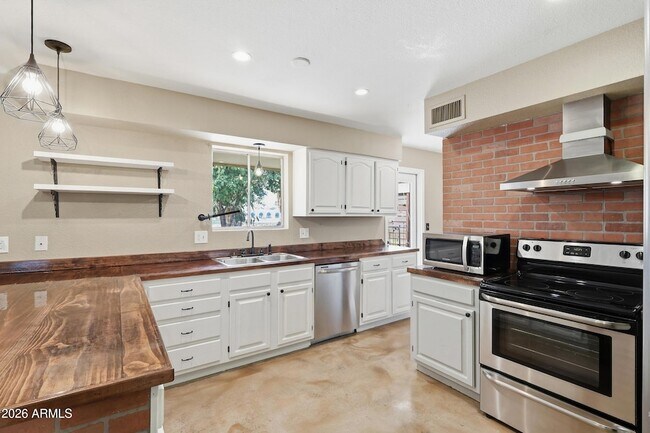 Building Photo - 620 S Essex Ln