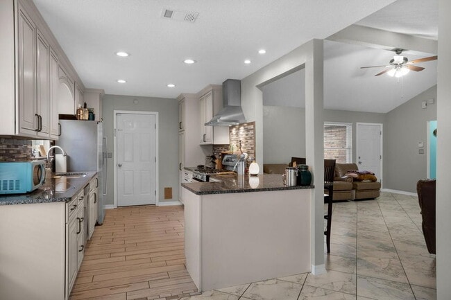 Building Photo - Featuring 3 spacious bedrooms and 2 full bathrooms, this residence blends comfort, style, and con...