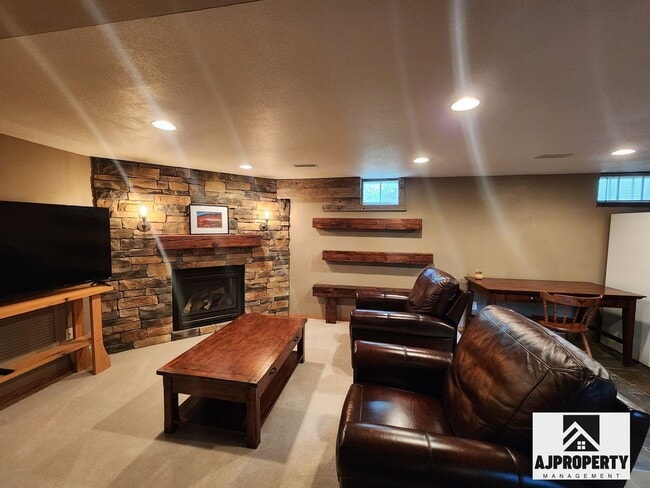 Building Photo - Charming 3/2 near McKennan Park