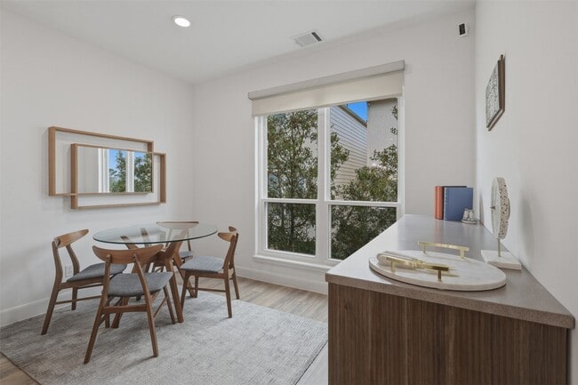 Building Photo - 5515 Venice St