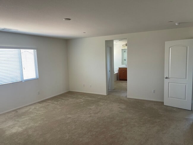 Building Photo - Spacious Two Story 5bd/3ba House