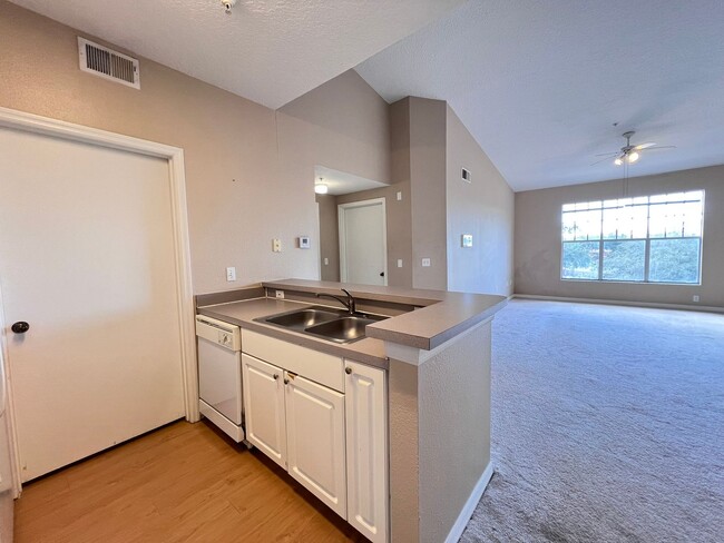 Building Photo - Awesome apartment in the heart of Metrowest!