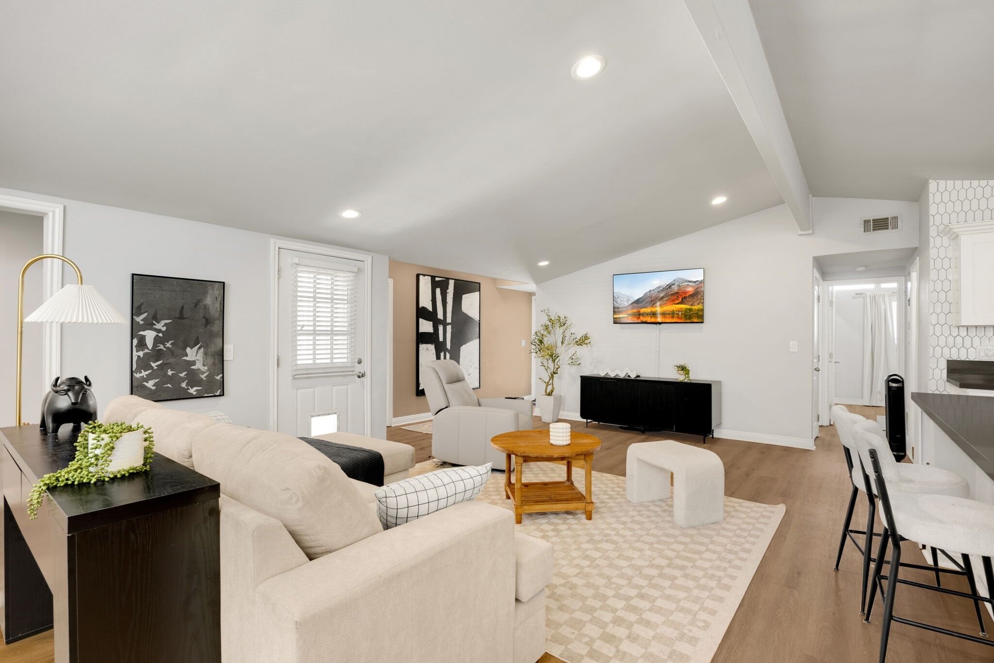 Building Photo - 1048 N Hermosa Dr