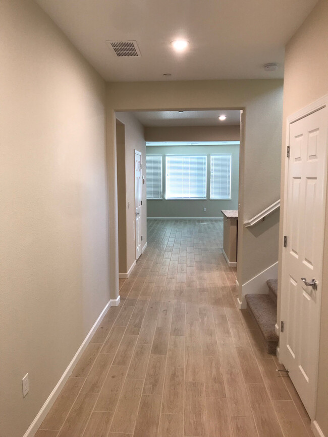 Building Photo - Gorgeous NEW Home in Roseville!