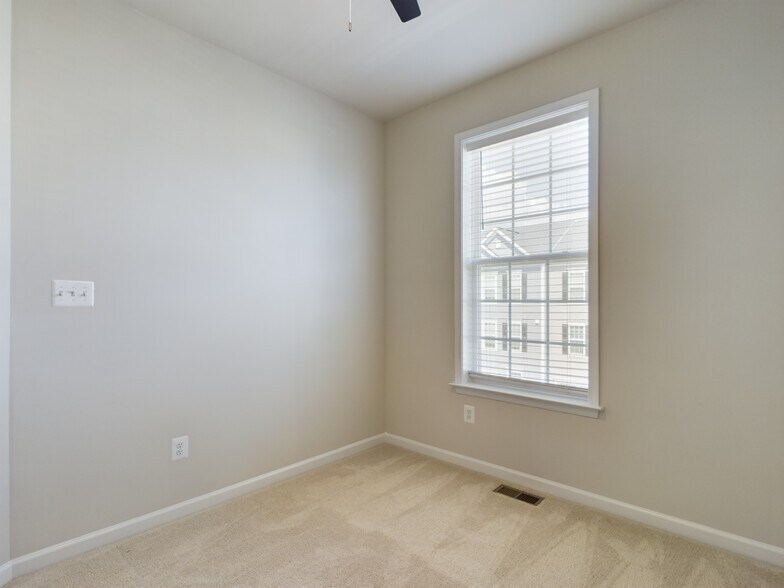 Building Photo - 25 Chester Ct