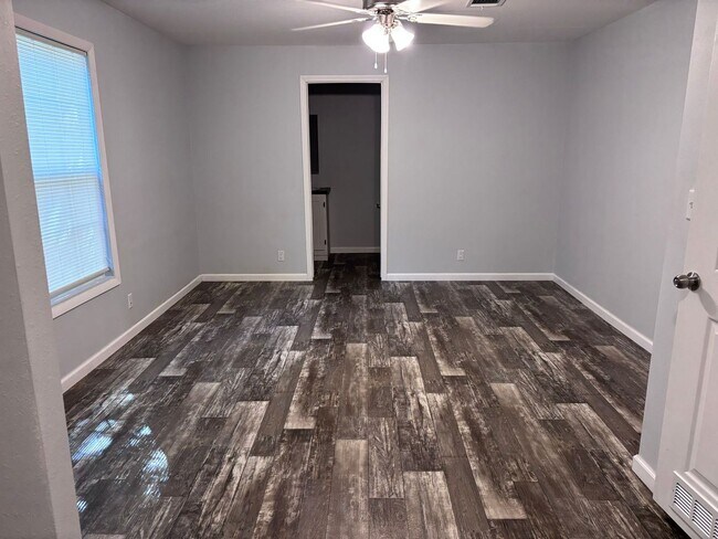 Building Photo - BEAUTIFUL +55 HOA COMMUNITY