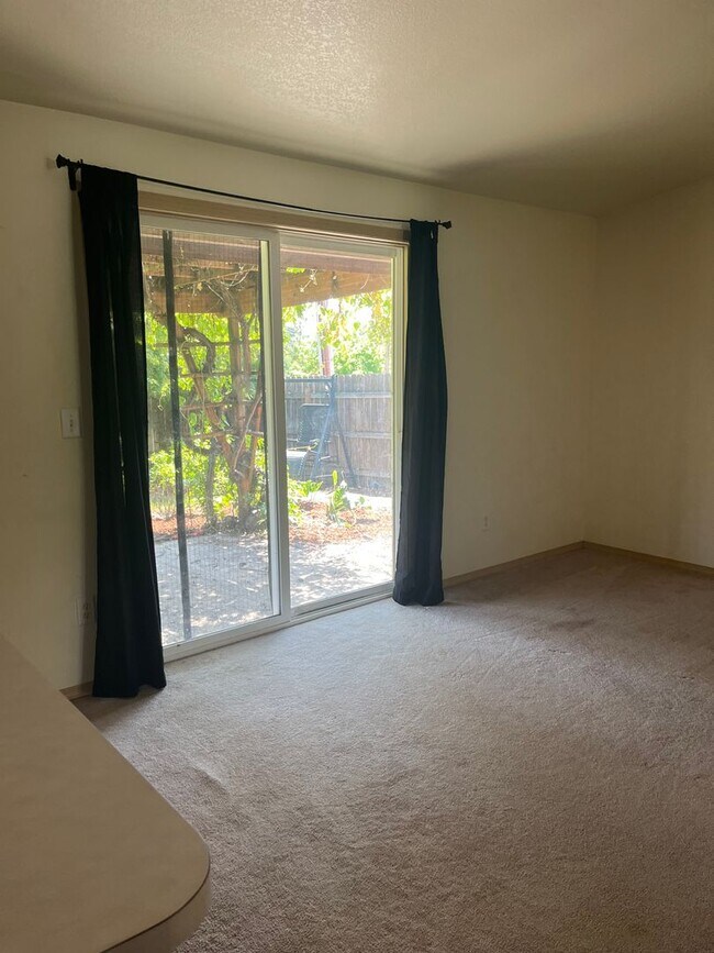 Building Photo - Large 3 bed/2 bath single family home