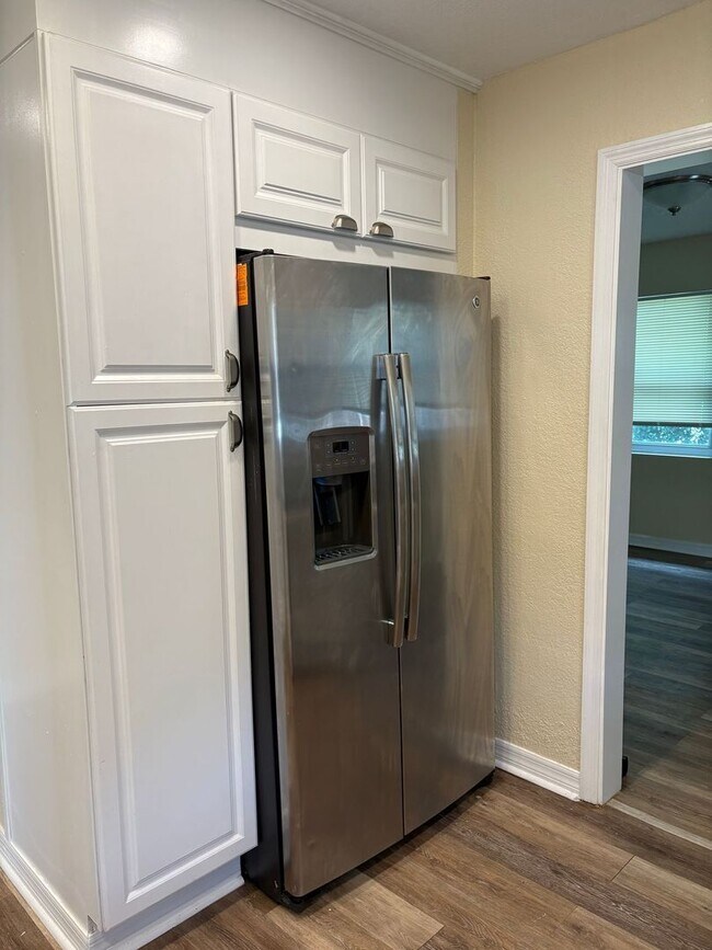 Building Photo - Beautifully Appointed 3/2 w Garage For Ren...