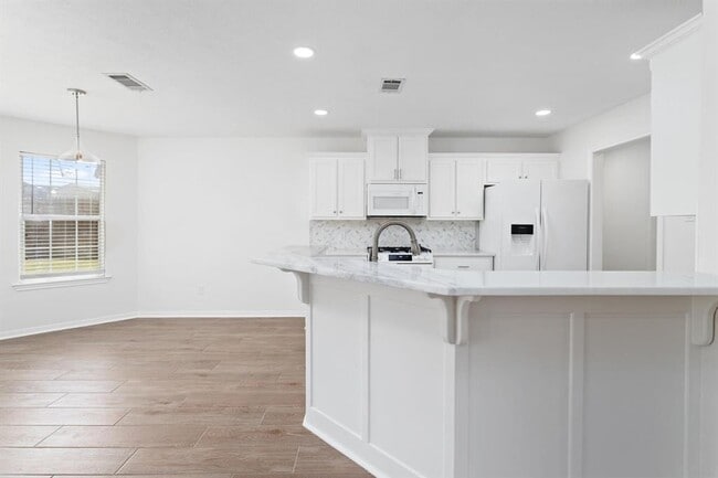 Building Photo - 7673 Rosewood Dr