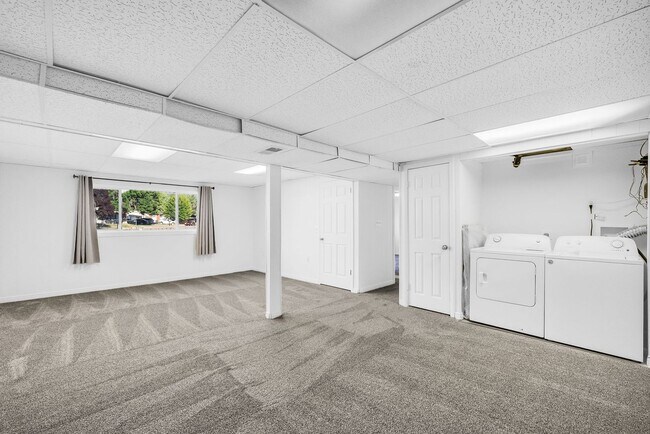 Building Photo - 749 Colonial Ave