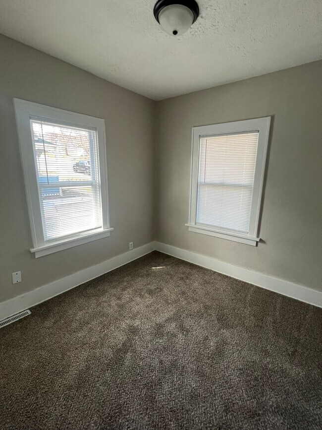 Building Photo - 3 Bedroom/ 1 Bathroom $1050