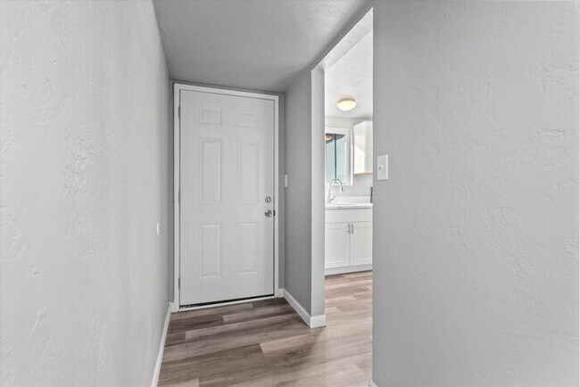 Building Photo - Great Eastside Home!