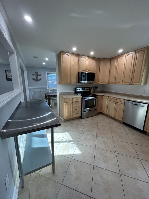 Building Photo - 405 Kingston Rd