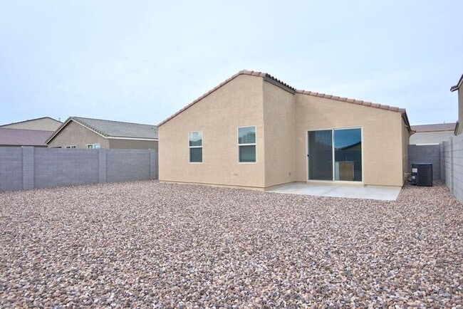 Building Photo - Comfortable living in a quiet neighborhood