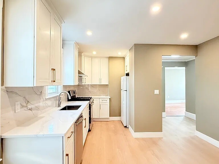 Eat-in Kitchen - 21 High St