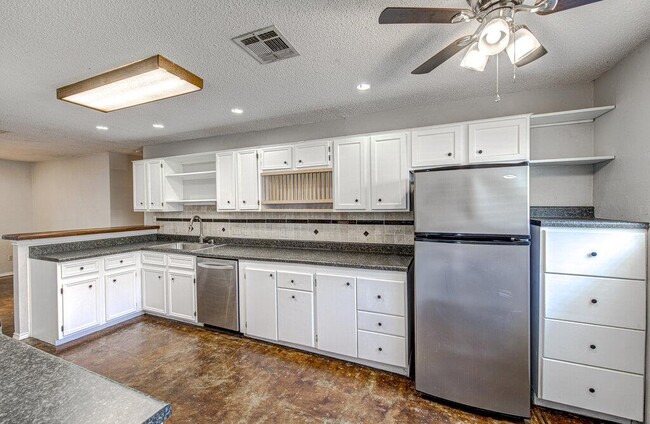 Building Photo - 12925 Covington Trail
