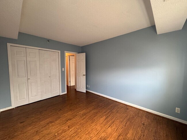 Building Photo - Bright And Spacious 2 Bed 1.5 Bath Condo W...