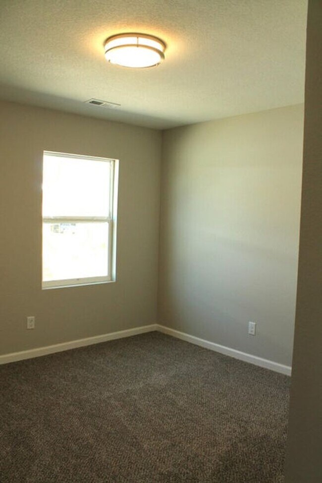 Building Photo - Stylish Remodel in Prime Location!