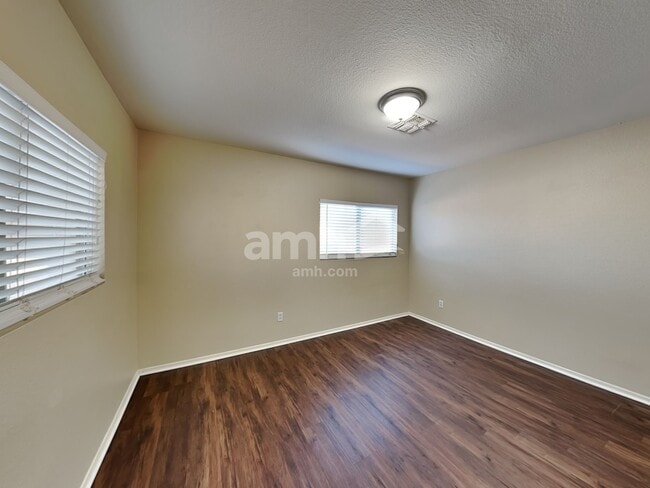 Building Photo - 2467 E Peach Tree Dr